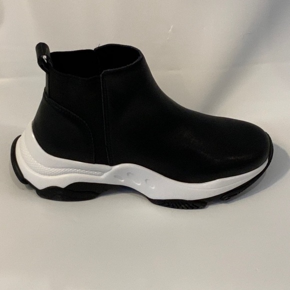 Steve Madden Shoes - Steve Madden Black Vegan Leather MEDIA Sz 9 Women’s